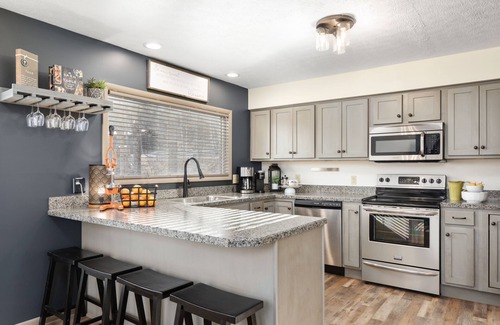 Berkeley Springs Cabin | 🏔️5 EnSuites🌲Close to town✨Modern Luxury🪴Spa Hot Tub🎲Game Tables🌟