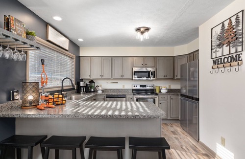 Berkeley Springs Cabin | 🏔️5 EnSuites🌲Close to town✨Modern Luxury🪴Spa Hot Tub🎲Game Tables🌟