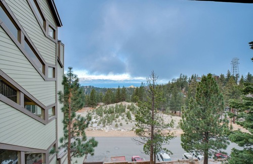 Tahoe Village Apartment | 5 Mi to Lake Tahoe: Stateline Townhome