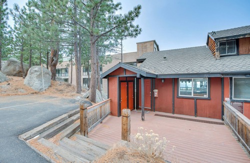 Tahoe Village Apartment | 5 Mi to Lake Tahoe: Stateline Townhome