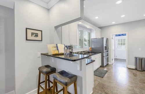 La Vista House | 5 Min to Beach. Large Pool - Mini Golf - FirePit - BBQ. Perfect getaway!