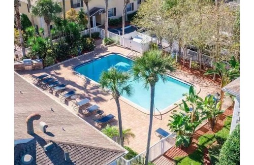 Anona Apartment | 5 min to Beach Renovated 2 Bed 2 Bath appt with Grill and Pool