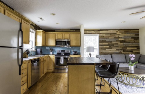 Woodfin House | 5 min to DT AVL ! Sparkling CLEAN, hip chic