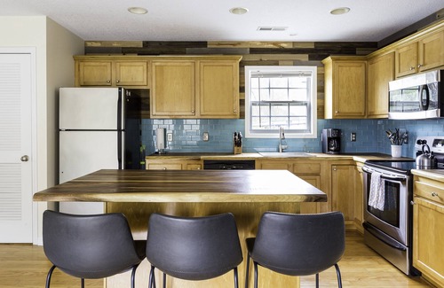 Woodfin House | 5 min to DT AVL ! Sparkling CLEAN, hip chic