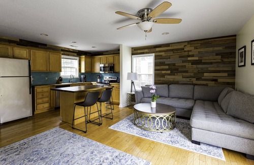 Woodfin House | 5 min to DT AVL ! Sparkling CLEAN, hip chic