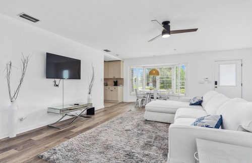 Singer Island Villa | 5 min Walk to Beach ~ King Bed ~ Beach Chairs