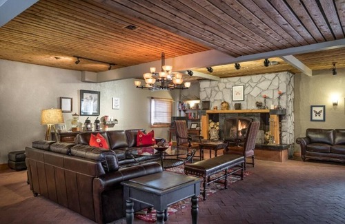 North Park City Apartment | 5 min walk to ski lifts at Park City hot tub,Pool, and sauna + parking on site.