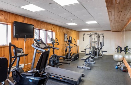 North Park City Apartment | 5 min walk to ski lifts at Park City hot tub,Pool, and sauna + parking on site.