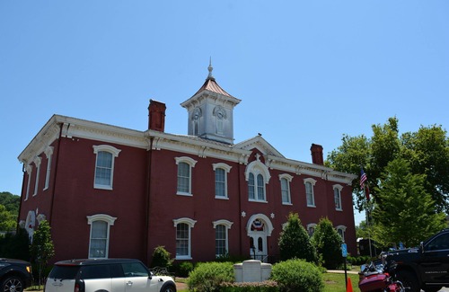 Lynchburg House | 5-minute walk to the Square or JD Distillery; 15-minute drive to Tim's Ford Lake