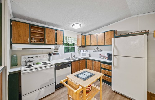 Baxter House | 5 minutes from Burgess Falls! Fish, canoe & paddle boating on private property.