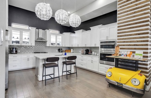 South Central Houston House | 5 minutes to Downtown with GARAGE Gated 1.9 miles from George R Brown!