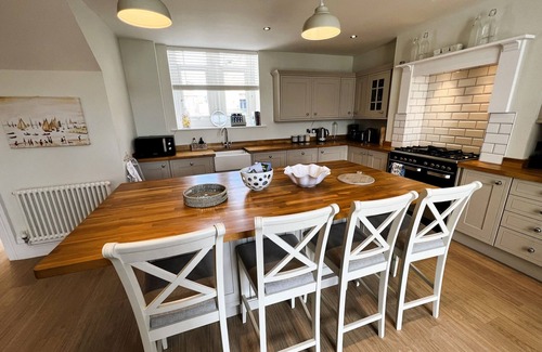 Shanklin Ski Chalet | 5 Old School Mews