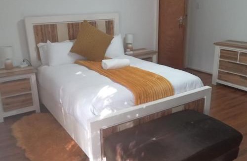 Beacon Bay House | 5 on Crossways Guesthouse