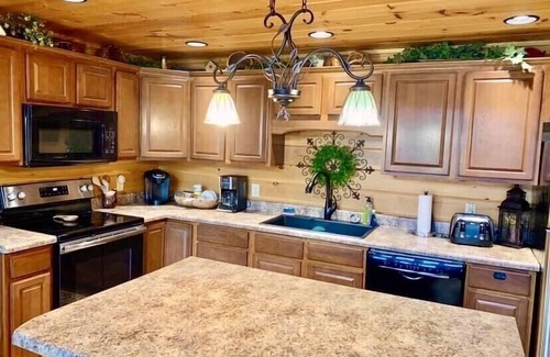 Gatlinburg Cabin | 5 STAR Cabin minutes to downtown Gatlinburg, Hot tub, Game room, Mountain Views!
