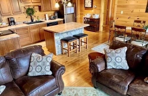 Gatlinburg Cabin | 5 STAR Cabin minutes to downtown Gatlinburg, Hot tub, Game room, Mountain Views!