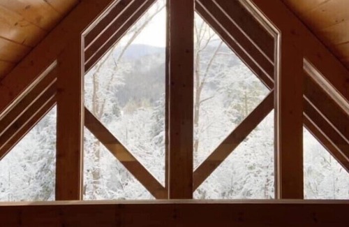 Gatlinburg Cabin | 5 STAR Cabin minutes to downtown Gatlinburg, Hot tub, Game room, Mountain Views!