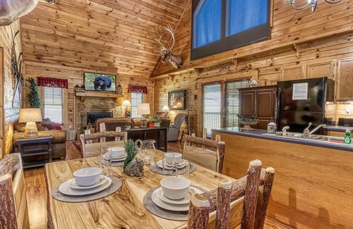 Sevierville Cabin | 5 Star ~Dollywood Cabin! Minutes to The Island ~ Hot Tub~ Sleeps 6~Firepit~Grill