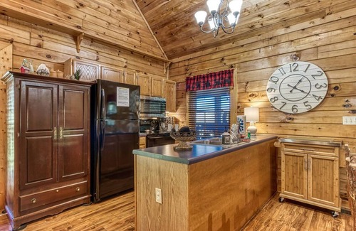 Sevierville Cabin | 5 Star ~Dollywood Cabin! Minutes to The Island ~ Hot Tub~ Sleeps 6~Firepit~Grill