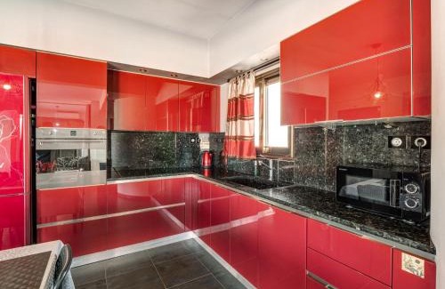 Kropia Apartment | 5-Star feel - Luxury penthouse for 4 with huge balcony & view ,8 min from Athens airport