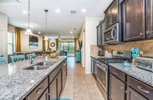 Loughman House | 5 Star FREE Resort usage - Amazing 7 Bed home in Solterra Resort.