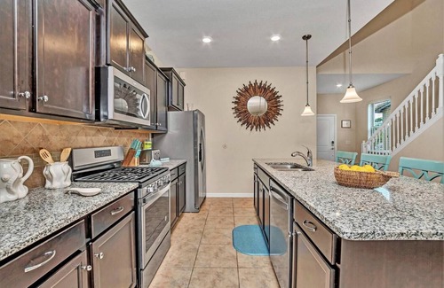 Loughman House | 5 Star FREE Resort usage - Amazing 7 Bed home in Solterra Resort.