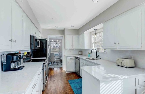 Northwest Dallas House | ★ 5 STAR Home - Guest Favorite! Chic Mid-Century Modern retreat just minutes from Dallas’ top attractions. Spacious 2,500 sq. ft. layout with 4 private bedrooms, 2 living rooms, and 2 dining areas.