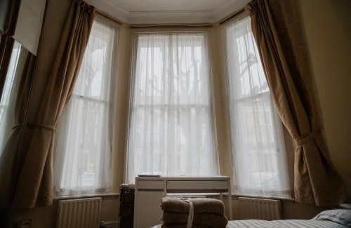 Westbourne Apartment | 5 Stops from Everywhere - Balcony Flat near Paddington