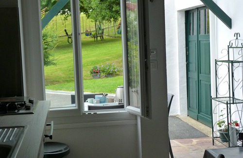 Saint-Pee-sur-Nivelle Apartment | 50 m² renovated apartment in Basque house