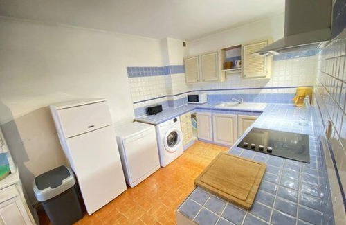 Le Brusc Apartment | 50 m from the beach, Wifi, Air conditioner, sea view.