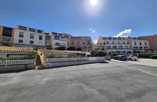 Le Brusc Apartment | 50 m from the beach, Wifi, Air conditioner, sea view.