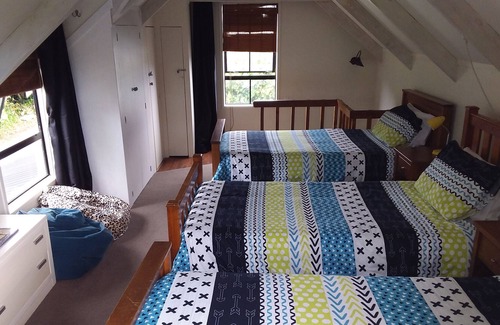 Coromandel House | 500m to Town/Deck/WiFi/Chromecast/BBQ/Dog Friendly