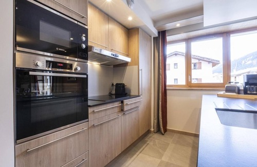 Lanslevillard Apartment | 50m from ski slopes, fitness, swimming pool, sauna, hammam, balcony, fireplace or stove, tv