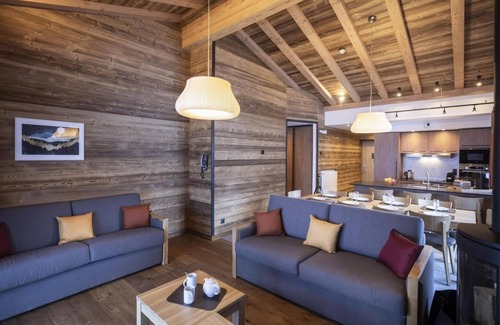 Lanslevillard Apartment | 50m from ski slopes, fitness, swimming pool, sauna, hammam, balcony, fireplace or stove, tv