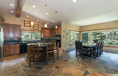 Incline Village House | 5400' Fam Home w/6 BD, 6.5BR, Hot Tub. XMAS RATE LOWERED DUE TO A CANCELLATION!