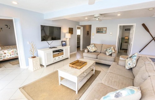 Mid Island House | 5570 Palmetto Street