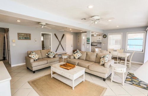 Mid Island House | 5570 Palmetto Street