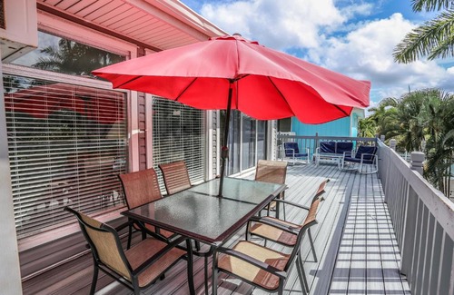 Mid Island House | 5570 Palmetto Street