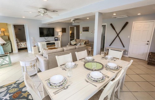 Mid Island House | 5570 Palmetto Street