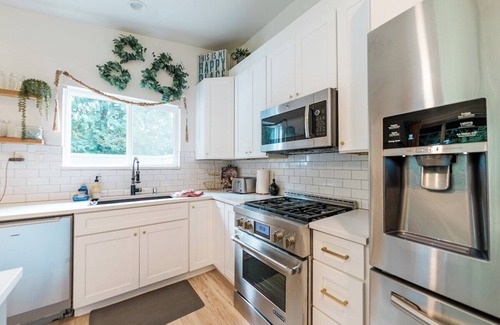 Bridle Trails House | 5645 116th Ave NE Kirkland Whole House · Spacious Kirkland Work-Ready Home-2 Off