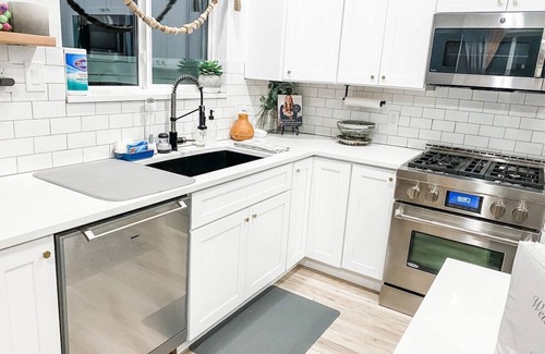 Bridle Trails House | 5645 116th Ave NE Kirkland Whole House · Spacious Kirkland Work-Ready Home-2 Off