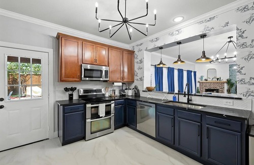 Burleson House | 5BD/3BA Pool Oasis – Come Rest, Relax & Recharge
