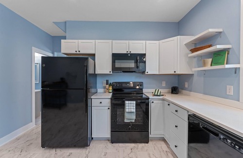 South Bend House | 5bd Movie Theater - 7mins to UND - Backyard BBQ