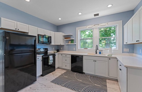 South Bend House | 5bd Movie Theater - 7mins to UND - Backyard BBQ