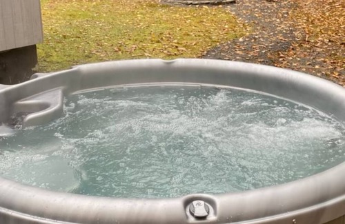 Belgrade House | 5BED HOUSE-HOT TUB, SAUNA, POOL TABLE, FIRE PIT, 3+ LG TV, PRIVATE LAKE FRONTAGE