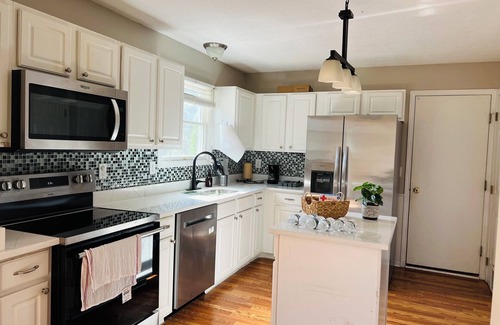 Lewis Center House | 5Bedroom vacation home in prime location w/NETFLIX, king bed, workspace & patio