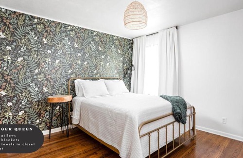 Lawrence Villa | 5BR 2BA Fun Family Home Sleeps 12 Pinball TVs 15m DT