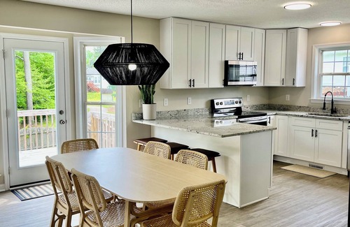 Southeast Raleigh House | 5BR/3BA Sleeps 12 NEW kitchen, bathrooms, mattresses, linens, furniture, firepit