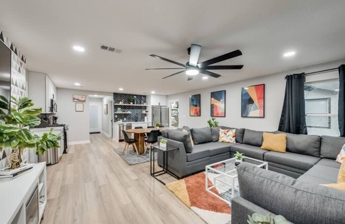 Denton House | 5BR/3BA walking distance to UNT with covered patio