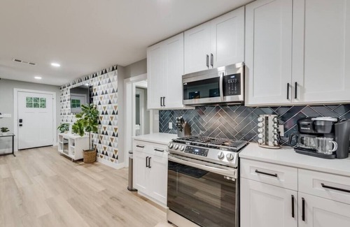 Denton House | 5BR/3BA walking distance to UNT with covered patio