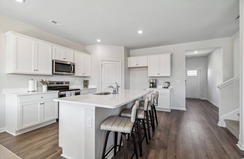Wilmington House | 5BR/3BT+ Lake + Games Room+ Office+ Near Beaches